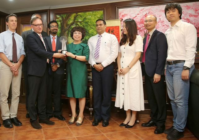 Tại Hà Nội, biểu trưng của giải thưởng “Lãnh đạo doanh nghiệp Trách nhiệm” châu Á đã được trao đến bà Thái Hương, sau khi đại diện của Tập đoàn thay mặt bà nhận giải tại Manila, Philippines ngày 1.6 vừa qua. 