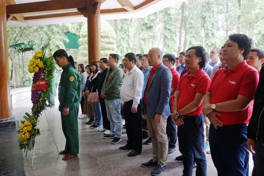 Thắp hương, tri ân các anh hùng liệt sỹ là hoạt động thường xuyên của TNG Holdings Việt Nam 