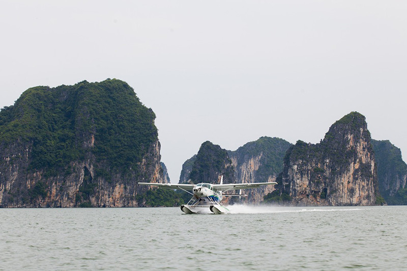 Thuỷ phi cơ Hải Âu hạ cánh trên Vịnh Hạ Long