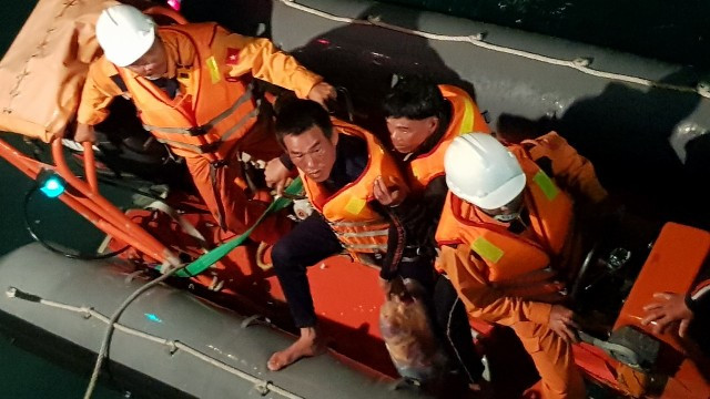 Đưa ngư dân lên tàu cứu hộ