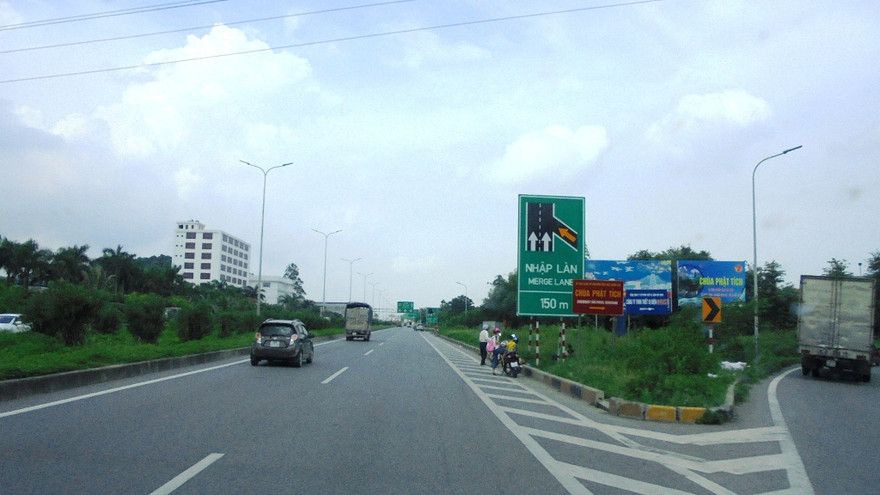 Hình ảnh "bội thực" biển báo giao thông và biển báo, biển quảng cáo trên cao tốc Hà Nội - Bắc Giang 