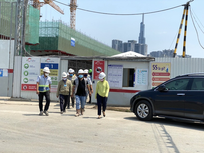 Sài Gòn đường phố vắng tanh, công trường vẫn tấp nập thi công