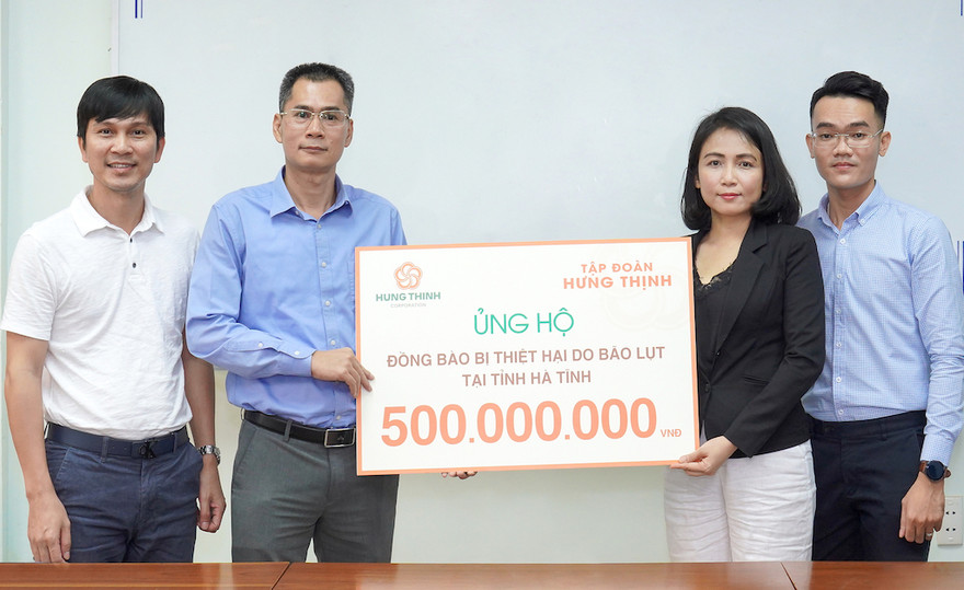 Qua báo Tiền Phong, Tập đoàn Hưng Thịnh ủng hộ đồng bào miền Trung 500 triệu đồng