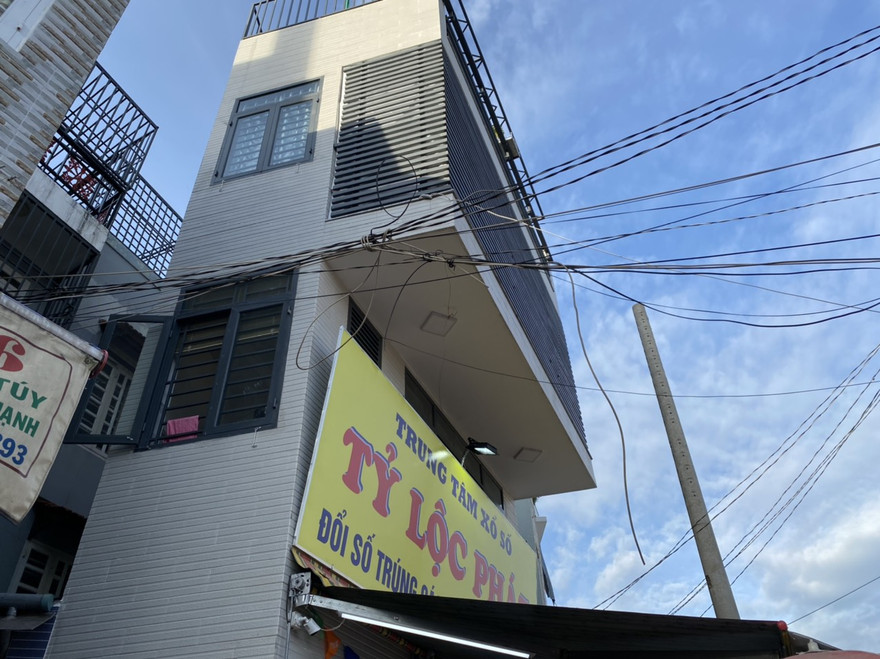 Loạt nhà siêu mỏng ở Sài Gòn vì 'nhường' đất mở rộng đường 