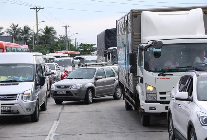 Ách tắc giao thông tại trạm thu phí Cai Lậy