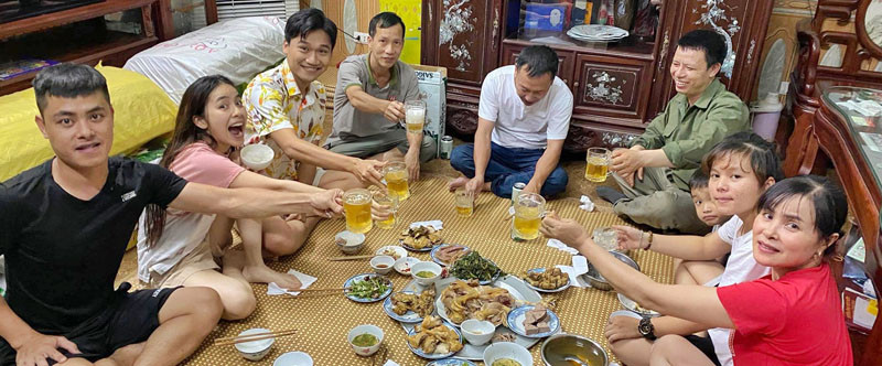 Không chỉ về nhà bạn gái ra mắt, “Mr.Cần Trô” còn giúp “mẹ vợ” livestream bán hàng