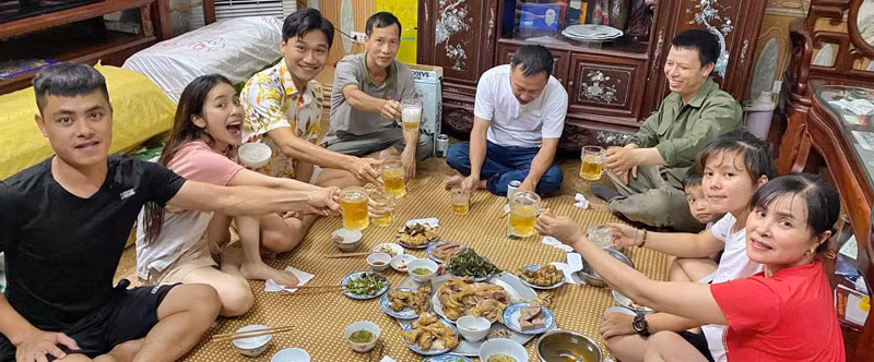Không chỉ về nhà bạn gái ra mắt, “Mr.Cần Trô” còn giúp “mẹ vợ” livestream bán hàng