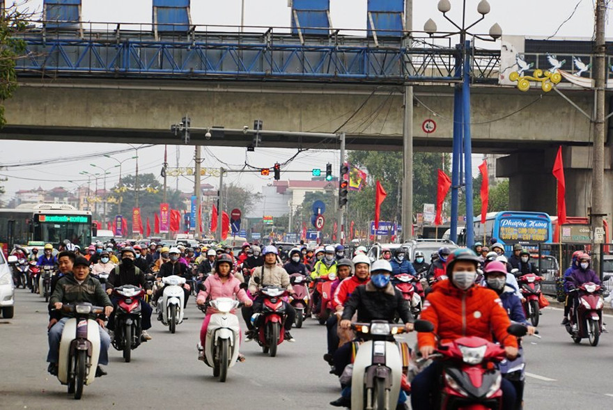 Dòng người trên đường Giải Phóng (Hà Nội) chiều mùng 5 Tết