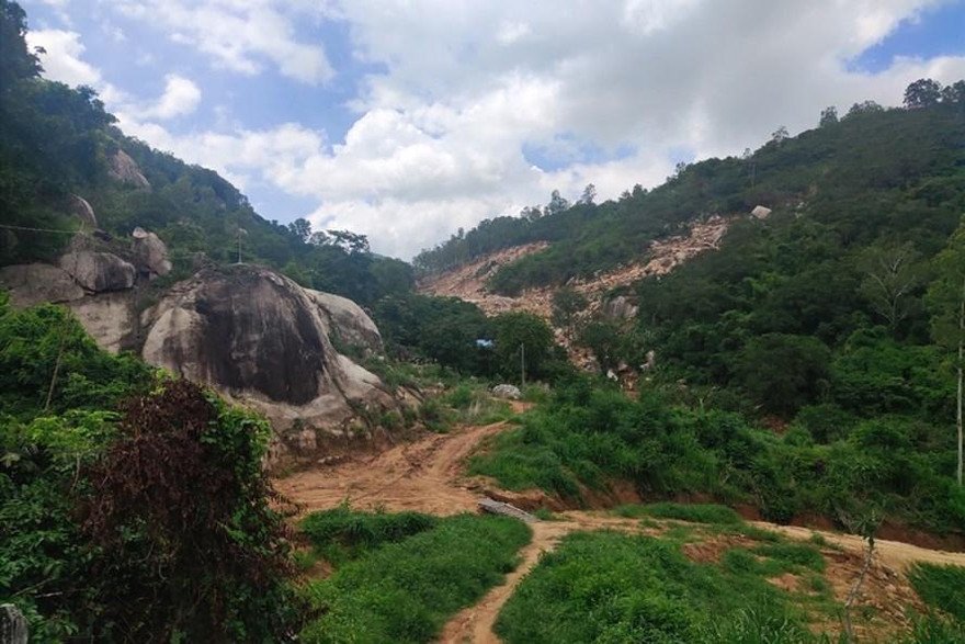 Núi Thị Vải bị băm nát. Ảnh: T.A.