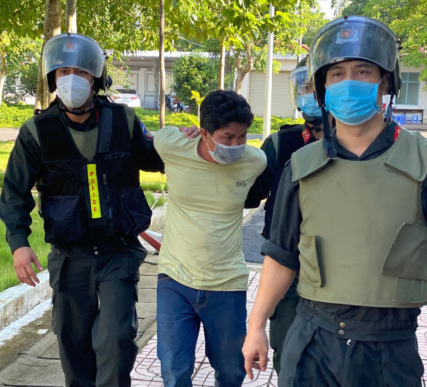 Công an bắt giữ nghi phạm Nguyễn Quốc Bảo. Ảnh: CTV.