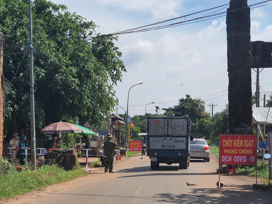 Đường vào xã Bàu Lâm bị phong tỏa. Ảnh: Nguyễn Long.