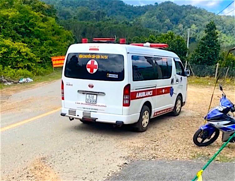 Xe cứu thương mang biển số 51B-319.99 khi dừng ở chốt kiểm soát dịch COVID-19 xã La Ngâu.