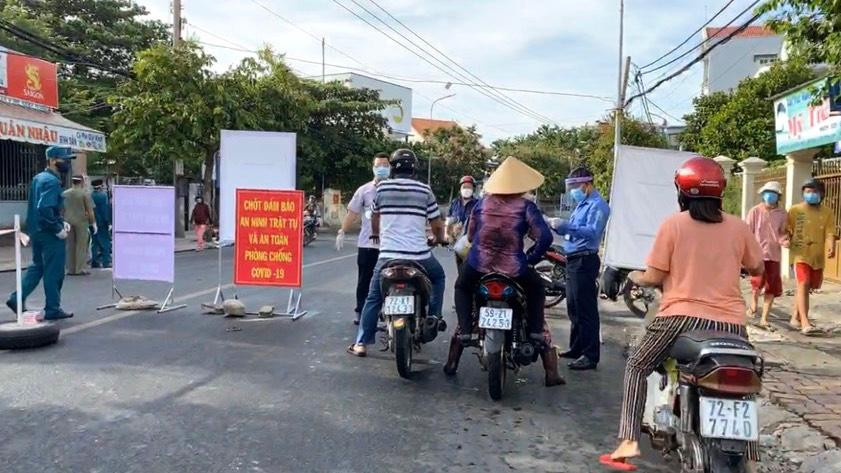 Sáng nay, nhiều người lao động ở TP.Vũng Tàu đi làm bằng phương tiện xe 2 bánh khi qua các chốt kiểm soát đều bị yêu cầu quay đầu trở về.