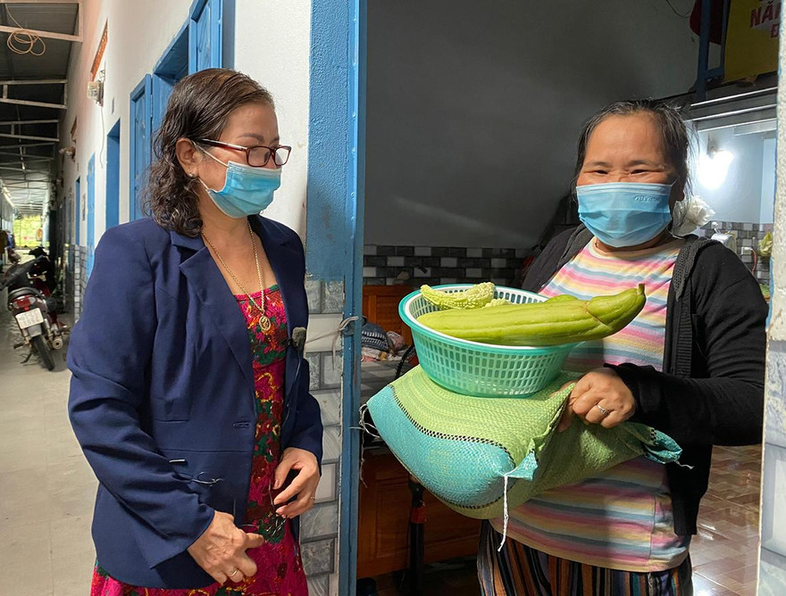 Bà Châu Thị Kim Hà (ở khu phố 5, phường Hắc Dịch, thị xã Phú Mỹ) giảm 100% tiền nhà và tặng quà cho người thuê trọ. Ảnh: Mỹ Lương-Báo Bà Rịa-Vũng Tàu.