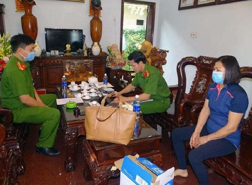 Bà Mai Thị Dần tại buổi khám xét nơi làm việc vào sáng 21/10.