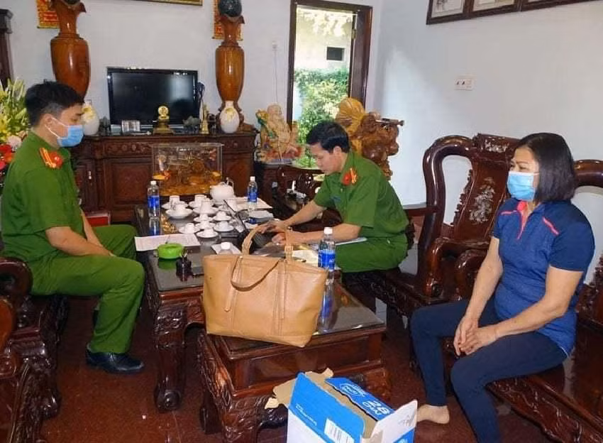 Bà Mai Thị Dần tại buổi khám xét nơi làm việc vào sáng 21/10.