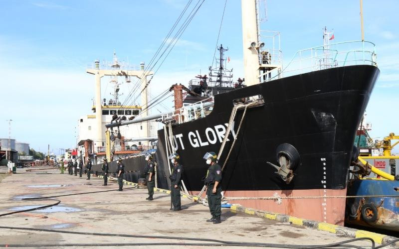 Lực lượng Cảnh sát cơ động phong tỏa tàu thủy tại khu vực bến cầu cảng Công ty TNHH Hà Lộc. Ảnh: N.N.