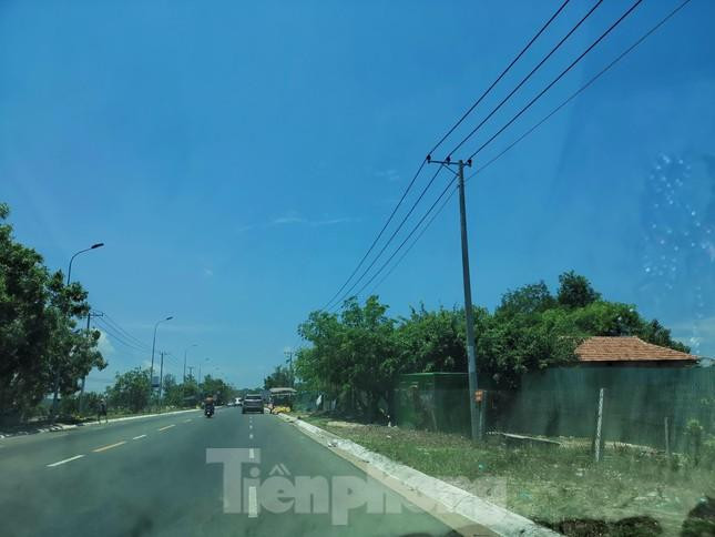 Ông Hắc Văn Phong chiếm hơn 53.000m2 đất phi nông nghiệp tại dự án Khu du lịch Trung Sơn-Hồ Tràm nên bị xử phạt với số tiền 350 triệu đồng.