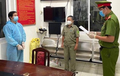 Cơ quan CSĐT Công an TP. Vũng Tàu tống đạt quyết định bắt tạm giam Vũ Tiến Giang. Ảnh: Công an cung cấp.