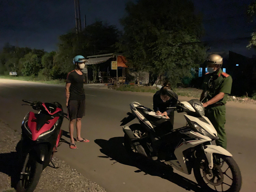 Công an Bà Rịa-Vũng Tàu kiểm tra người đi đường theo Chỉ thị 16.