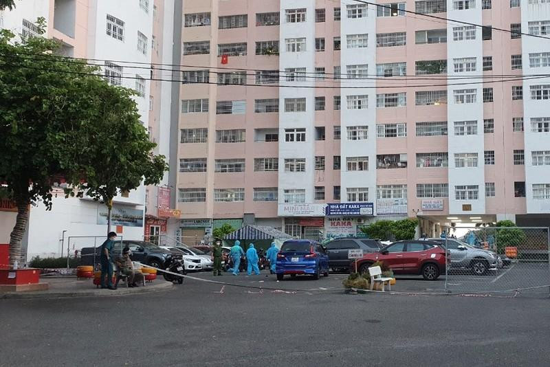 Chung cư Lakeside đã bị phong tỏa. Ảnh: PLO.