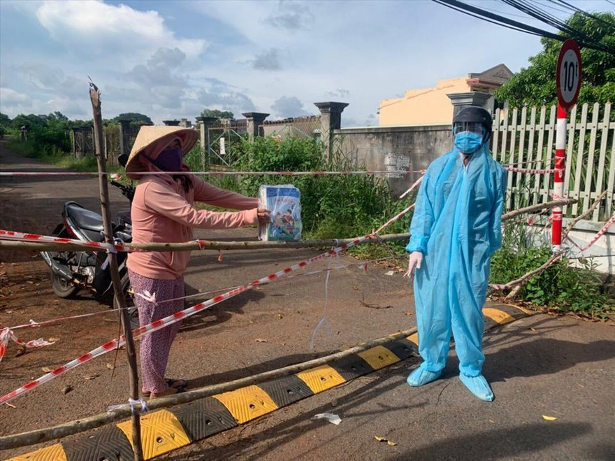 Bà Rịa-Vũng Tàu giao sách giáo khoa tận nhà cho học sinh. Ảnh: Lao Động.