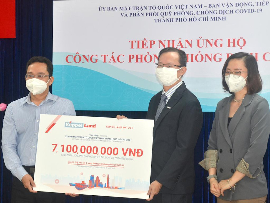 Ông Joseph Low (thứ hai từ phải qua), Chủ tịch Keppel Land Việt Nam, thay mặt Keppel Land & Công ty liên doanh, Keppel Land Watco II đã trao séc tượng trưng 7,1 tỷ đồng cho ông Pham Minh Tuấn (thứ 2 từ trái qua), Phó Chủ tịch Ủy ban Mặt trận Tổ quốc Việt Nam TPHCM. Ngoài ra, Keppel Land Watco II cũng hỗ trợ vật tư y tế trị giá 300 triệu đồng cho các cơ quan ban ngành tại TPHCM.