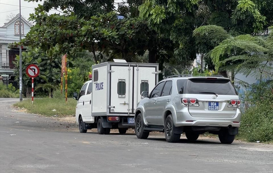Xe của Cơ quan điều tra Viện Kiểm sát Nhân dân Tối cao đang chờ một tổ hoàn tất thủ tục tại Công an xã Tân Đức. Ảnh: Lao Động.