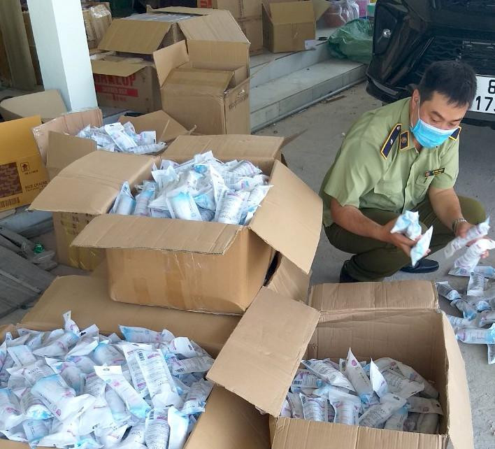 Đội Quản lý thị trường số 5 kiểm đếm số hàng hóa nhập lậu.