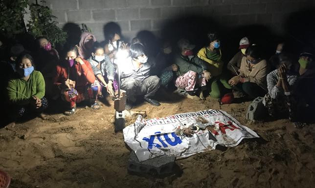 Gần 20 chục con bạc bị bắt quả tang. Ảnh: Công an cung cấp.