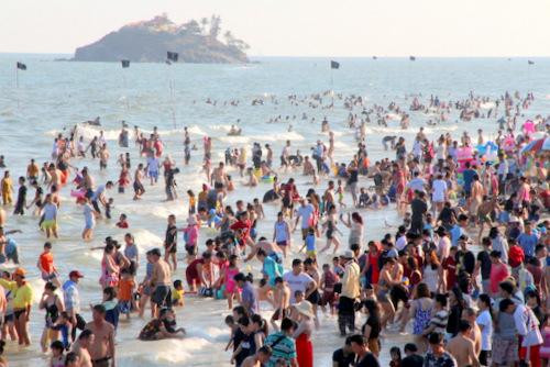 Biển Vũng Tàu động nghịt người đến vui chơi.