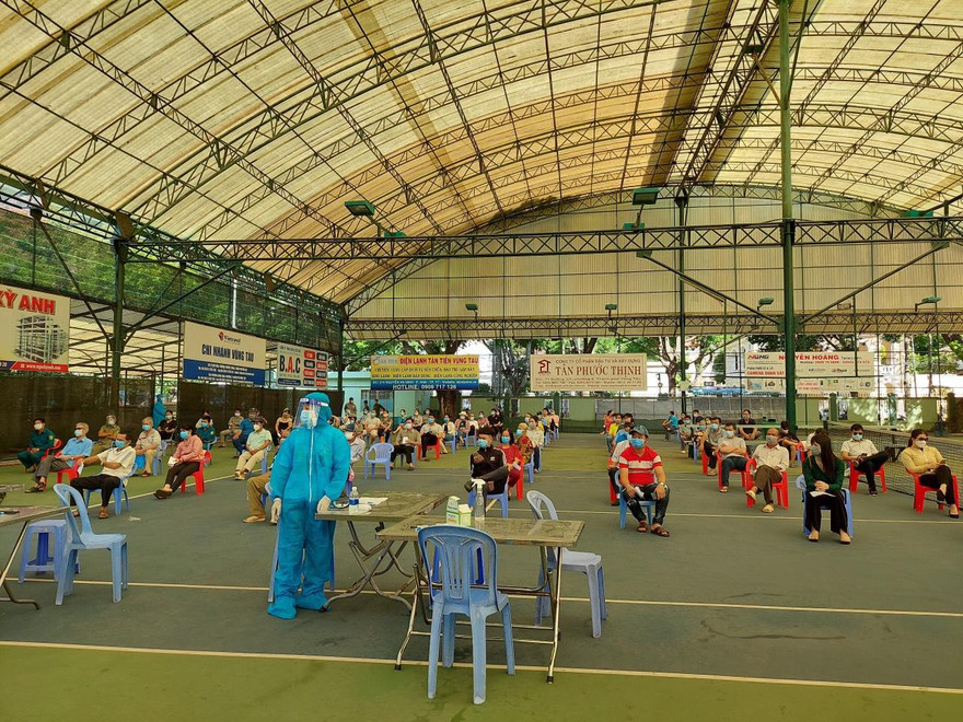 Xét nghiệm tầm soát COVID-19 cho người dân Vũng Tàu.