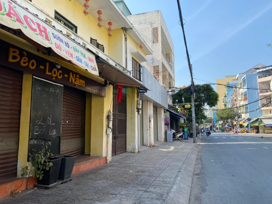 TPHCM quy định, đối với nhà ở kết hợp kinh doanh, sản xuất thì lối thoát nạn có chiều rộng thông thủy tối thiếu 0,8m, chiều cao thông thủy tối thiểu 1,9m.