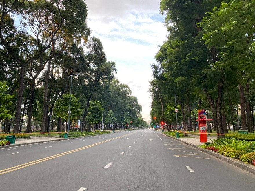 TPHCM vắng lặng khi bước qua mốc 18 giờ