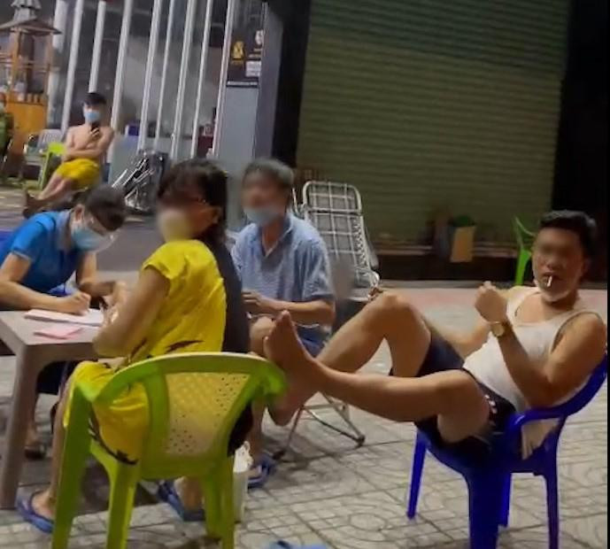 Khi lực lượng chức năng bố trí 1 bàn riêng để 4 người này ghi biên bản, một người trong nhóm đã tháo khẩu trang và châm thuốc hút, gác chân lên ghế, một người lên giọng: “Cao lắm nhiêu đây 50 triệu” và văng tục.