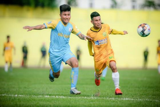 Cuộc so tài bất phân thắng bại giữa Hòa Bình và Vĩnh Yên ở giải hạng Nhì quốc gia, diễn ra vào ngày 4/5/2021. Ảnh: SGGP.