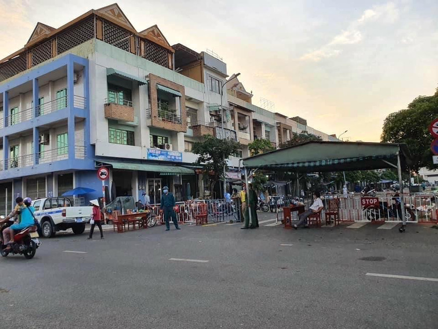 Lực lượng chức năng phong tỏa chợ Bà Rịa, tỉnh Bà Rịa-Vũng Tàu.