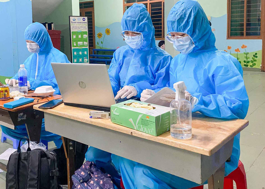 Sinh viên ngành Sức khỏe hăng hái vào tâm dịch để chống COVID-19