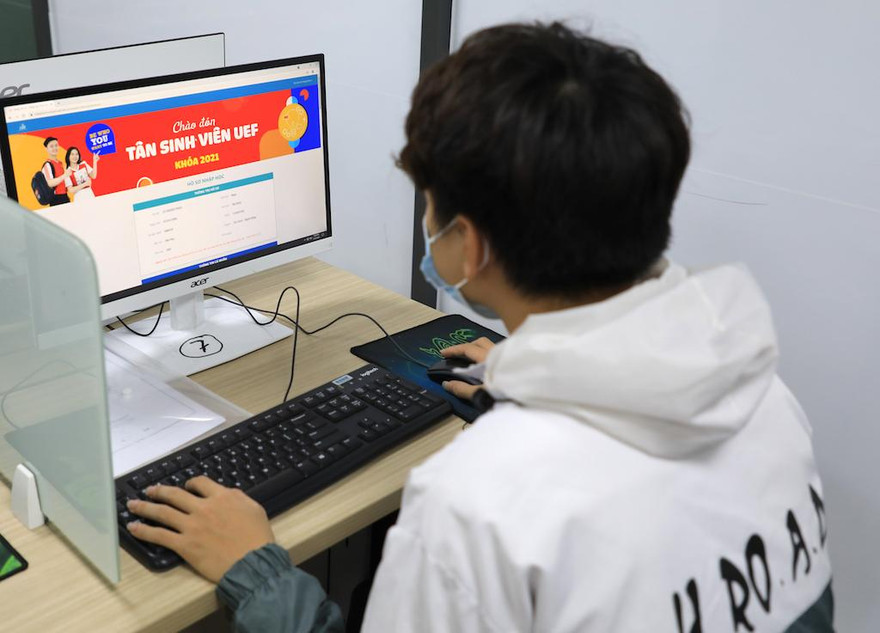 Cho tân sinh viên nhập học trực tuyến vì dịch COVID-19