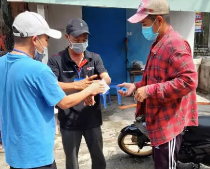 Ông Hải (áo đen) bị thương ở tay trái phải điều trị tại Bệnh viện Vũng Tàu.