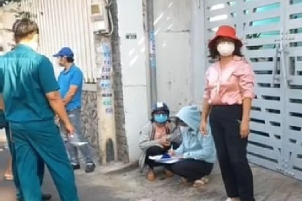 Bà Vân (áo hồng) chỉ đạo tổ công tác lập biên bản Công an TP.Vũng Tàu.