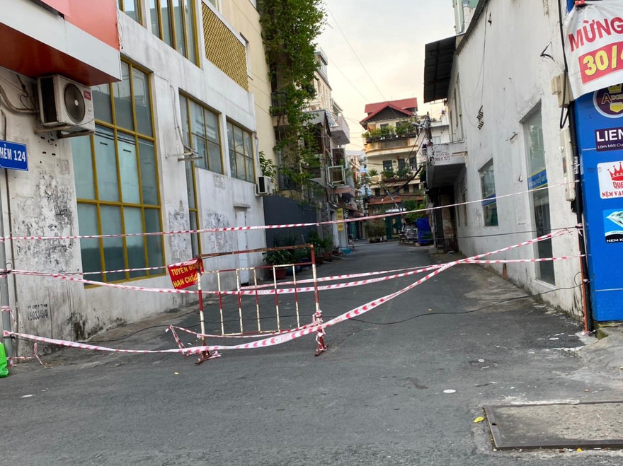 Chủ tịch phường bị phê bình vì để người dân ra đường làm việc riêng