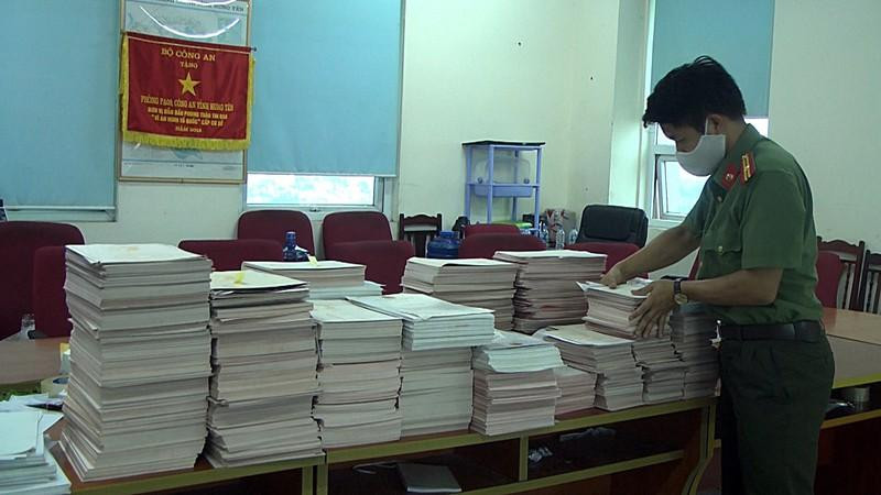 Công an thu giữ tang vật vụ án. Ảnh: Công an cung cấp.