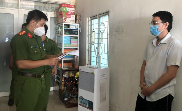 Công an Phan Thiết đọc lệnh bắt 1 đối tượng trong đường dây làm giả giấy xét nghiệm COVID-19.