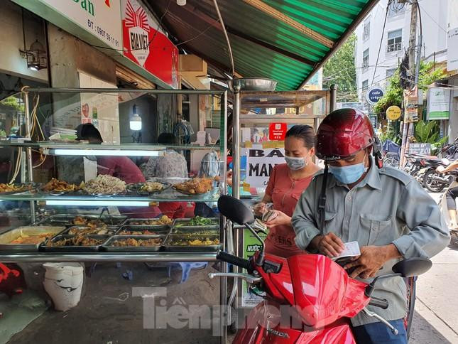 Từ 8/9, TPHCM cho phép mở lại dịch vụ ăn uống, chỉ bán mang về