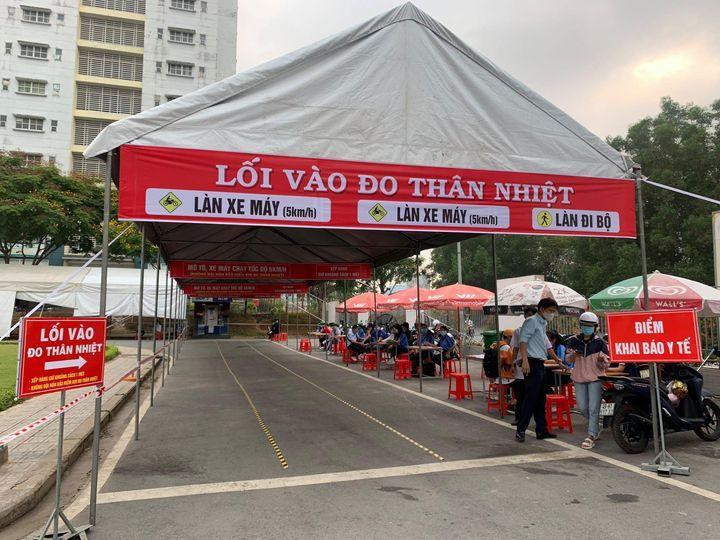 Sinh viên phải khai báo y tế khi trở lại trường sau dịp nghỉ lễ