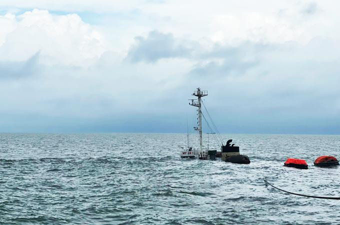 Tàu Mỹ An 1 bị chìm chỉ còn phần cabin ló trên mặt nước.