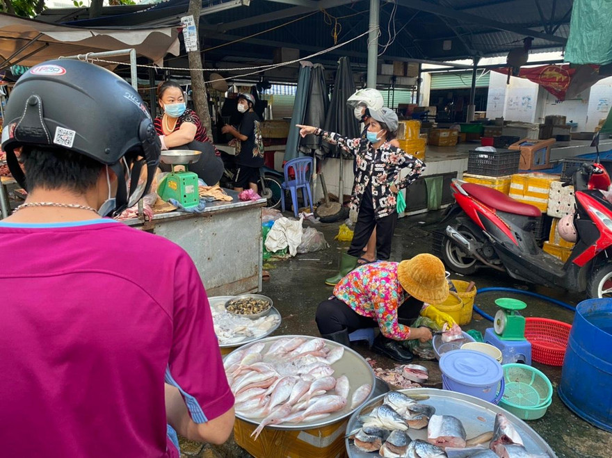 Chợ truyền thống tổ chức hoạt động trở lại chỉ kinh doanh các hàng hóa thiết yếu.
