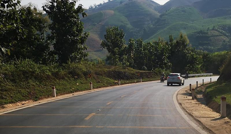 Gờ giảm tốc tại một khúc cua trên QL 6