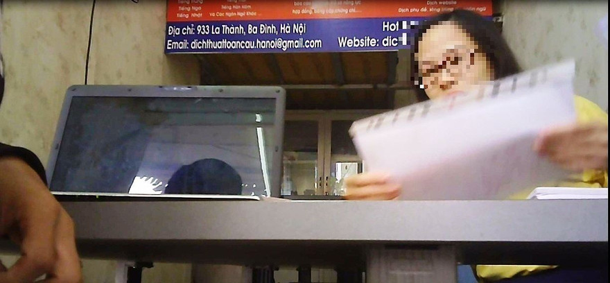 Nhân viên Công ty TNHH dịch thuật chuyên nghiệp Toàn Cầu trả bản công chứng không cần bản gốc cho phóng viên